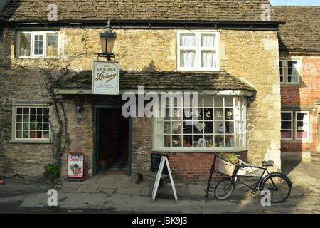 Tradizionale vecchio panificio inglese nel villaggio chiamato Lacock Foto Stock