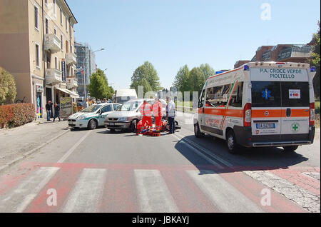 Un gruppo di para-professionale di personale medico è di fornire una risposta rapida alle cure mediche dopo un traffico urbano collisione in Milano area urbana, Italia Foto Stock