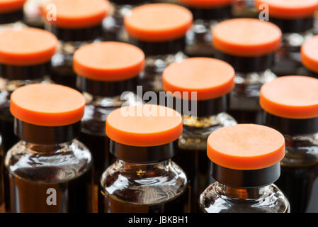 Fila di medicina fiale close-up Foto Stock