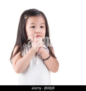 Poco ragazza asiatica che un desiderio, isolato su sfondo bianco Foto Stock