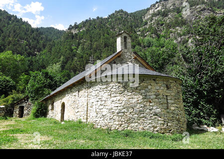 Piccola cappella romanica nei Pirenei. Aigüestortes e Sant Maurici Parco Nazionale di Catalogna, Spagna Foto Stock