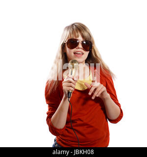 Ragazza a cantare in un microfono su sfondo bianco Foto Stock