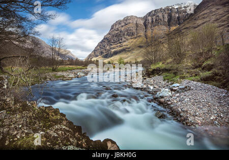 Fiume Coe, Glencoe, presa accanto al Clachaig Inn, con Bidean nam Bian e arrestare Coire Sgreamhaich montagne in distanza e precipitando acqua Foto Stock