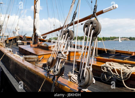 Antiche imbarcazioni a vela in legno di pulegge e funi dettaglio Foto Stock