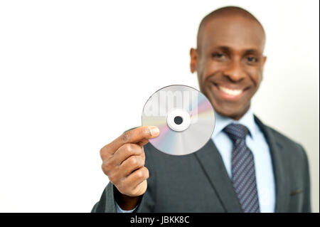 Imprenditore africani che mostra un fustellato disco Compaq Foto Stock