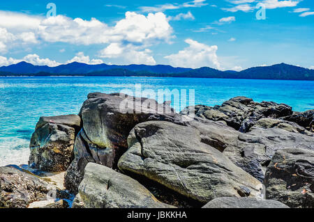 Bellissima spiaggia di banana con pietre in Phuket Foto Stock