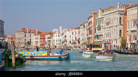 Venezia, Italia - 13 Marzo 2014: il Canal Grande in piena attività. Foto Stock