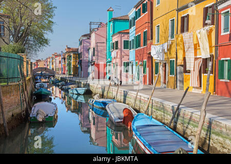 Venezia, Italia - 13 Marzo 2014: Case su canal dall isola di Burano Foto Stock