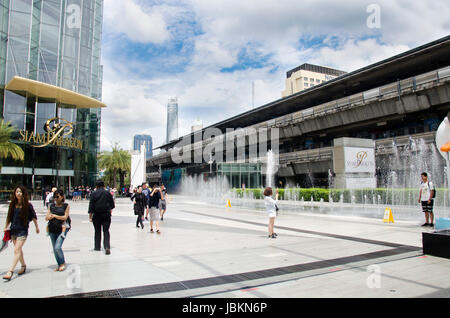 Asian popolo thai e foriegner i viaggiatori a piedi di spazio libero tra Siam Cemter e Siam Paragon Shopping e Divertimenti il 16 maggio 2017 ho Foto Stock