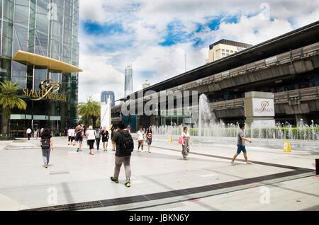 Asian popolo thai e foriegner i viaggiatori a piedi di spazio libero tra Siam Cemter e Siam Paragon Shopping e Divertimenti il 16 maggio 2017 ho Foto Stock