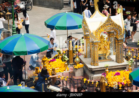 Vista del santuario indù da BTS Skytrain e Thai e foriener persone in preghiera Thao Maha Phrom o Signore Brahma grande al Santuario di Erawan Maggio 16, 2017 Foto Stock