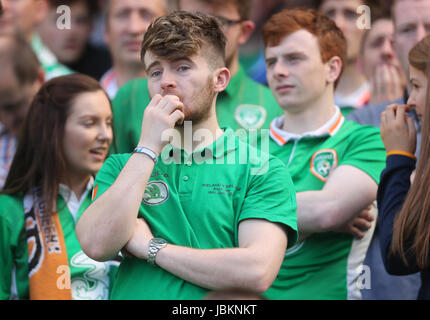 Repubblica di Irlanda sostenitori reagire dopo aver visto il loro lato andare un obiettivo verso il basso durante il 2018 FIFA World Cup qualifica, Gruppo D corrisponde all'Aviva Stadium di Dublino. Foto Stock