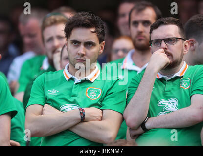 Repubblica di Irlanda sostenitori reagire dopo aver visto il loro lato andare un obiettivo verso il basso durante il 2018 FIFA World Cup qualifica, Gruppo D corrisponde all'Aviva Stadium di Dublino. Foto Stock