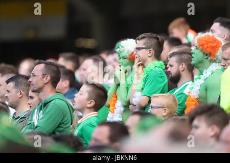 Repubblica di Irlanda sostenitori reagire dopo aver visto il loro lato andare un obiettivo verso il basso durante il 2018 FIFA World Cup qualifica, Gruppo D corrisponde all'Aviva Stadium di Dublino. Foto Stock