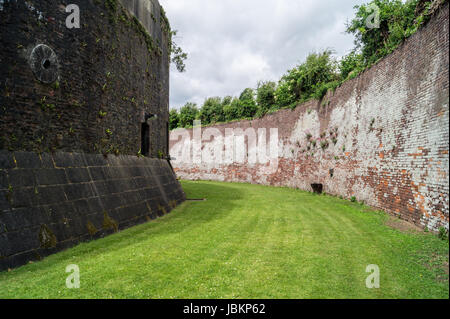 Il fossato asciutto a Harwich Redoubt, costruito 1808-1811, Harwich, Essex, Inghilterra Foto Stock