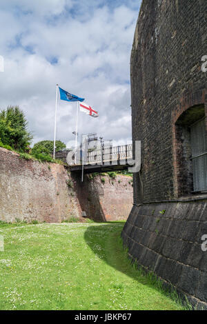 Il fossato asciutto a Harwich Redoubt, costruito 1808-1811, Harwich, Essex, Inghilterra Foto Stock