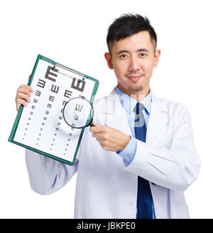 Medico maschio holding optometria grafico e lente di ingrandimento Foto Stock