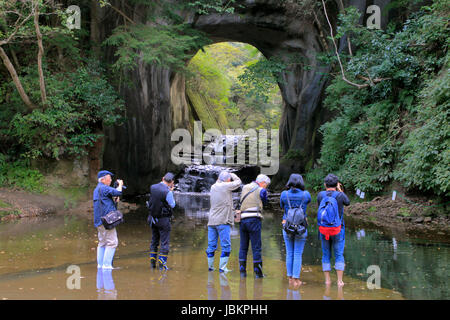 I fotografi scattano foto di Nomizo-no-Taki le Cascate di Kimitsu Chiba GIAPPONE Foto Stock