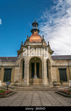 Vista del Memoriale di guerra a camere Istituto off High Street, Peebles con cupola in rame e intricati mosaici colorati Foto Stock