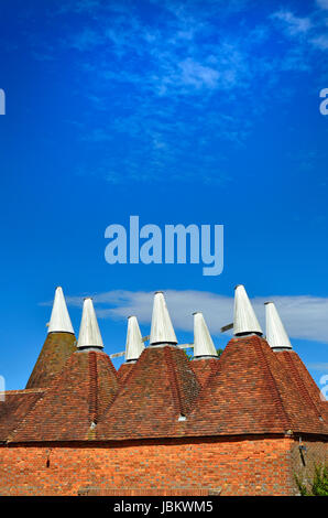 Sissinghurst, Kent, Inghilterra. Oast tradizionali case - hop forni di essiccazione. Foto Stock