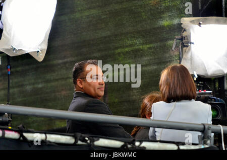 Krishnan Guru-Murthy, Canale 4 news giornalista e presentatore, su College Green, Westminster, 9 giugno 2017, il giorno dopo le elezioni generali Foto Stock