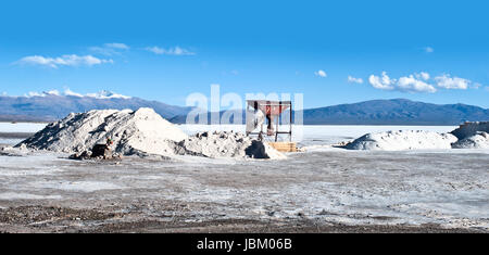 Salinas Grandes su Argentina Andes è un deserto di sale nella provincia di Jujuy. Più significativamente, Bolivas Salar de Uyuni si trova anche nella stessa regione. Foto Stock