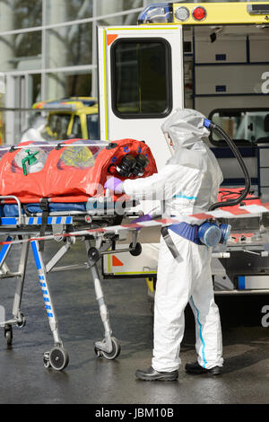 HAZMAT team medico gli stati con barella in ambulanza sulla strada Foto Stock