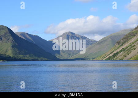 Guardando verso il basso Wast Water in Wasdale verso il grande timpano, Scafell Pike e altre colline Foto Stock