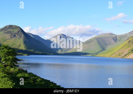Guardando verso il basso Wast Water in Wasdale verso il grande timpano, Scafell Pike e altre colline Foto Stock