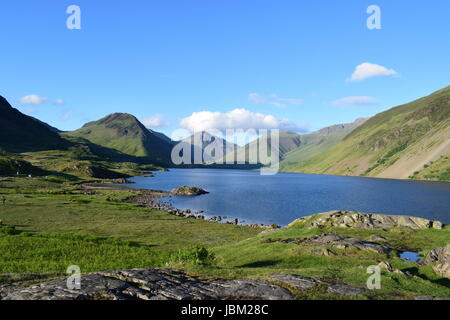 Guardando verso il basso Wast Water in Wasdale verso il grande timpano, Scafell Pike e altre colline Foto Stock