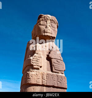 Monolito a Tiwanaku, Altiplano, regione Titicaca, Bolivia - uno dei due grandi figure antropomorfe ancora in piedi sul tumulo Kalasasaya. Tiwanaku - Antica città in Bolivia, 72 km da La Paz, vicino alla riva orientale del lago Titicaca. In data 12-17 secolo A.C. Foto Stock