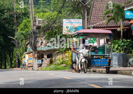 Khao Lak, Tailandia - 16 Maggio 2017: venditore ambulante impostazione shop Foto Stock