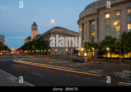 Stati Uniti Washington D.C. Pennsylvania Avenue Ave con Trump International Hotel sulla destra e U.S. Capitol Building a distanza di sera con la luna piena Foto Stock