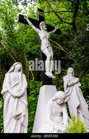 Gesù Crocifisso, con Santa Maria Vergine Maria e di san Giuseppe, all'Tobarnalt Pozzo santo, nella contea di Sligo, Irlanda Foto Stock