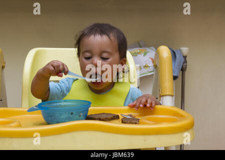 Uno-anno-vecchio ragazzo se stesso mangia la minestra Foto Stock