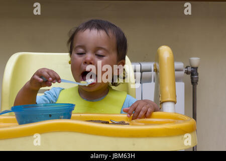 Little Boy mangia la minestra Foto Stock