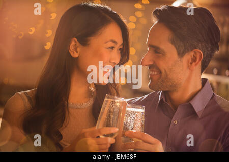 Paio di tostatura flauti champagne Foto Stock