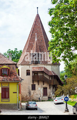 Sighisoara, Romania - 23 Giugno 2013: calzolai torre (Turnul Cizmarilor) parte della fortezza di Sighisoara in Transilvania, Romania Foto Stock