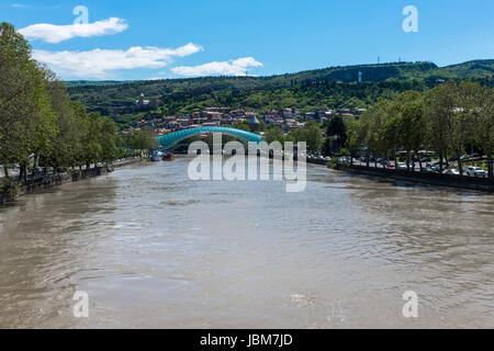 Tbilisi, Georgia, Est Europa - ponte di pace al di sopra del Mtkvari Kura (fiume). Foto Stock