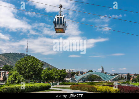 Linea tramviaria funivie al di sopra del ponte di pace a Rike Park, Tbilisi, Georgia, Europa orientale Foto Stock
