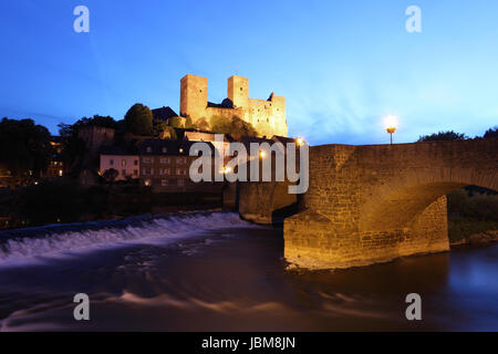 Ponte sul fiume Lahn in città storica Runkel. Hesse, Germania Foto Stock