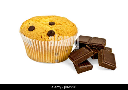 Una piccola torta al cioccolato con sfere, un paio di fette di cioccolato fondente isolati su sfondo bianco Foto Stock