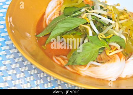 Vermicelli tailandese mangiato con curry e chiudere vegetali fino Foto Stock