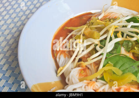 Vermicelli tailandese mangiato con curry e chiudere vegetali fino Foto Stock