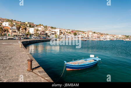 La marina di Aci Trezza, piccolo villaggio sul mare vicino a Catania Foto Stock