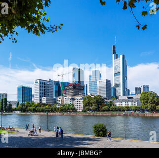 Lo skyline di Francoforte. Vista verso il quartiere finanziario dalle rive del fiume Main, Frankfurt am Main, Hesse, Germania Foto Stock