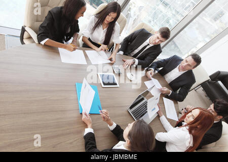 Incontro di lavoro di diverse persone intorno al tavolo Foto Stock