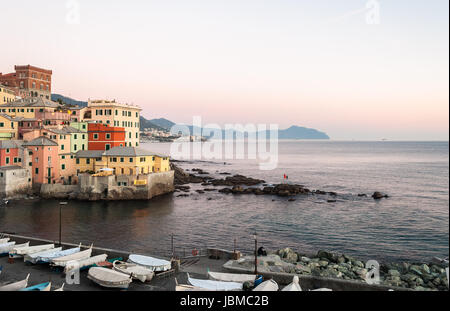 Boccadasse, un piccolo mare di Genova, durante il crepuscolo Foto Stock