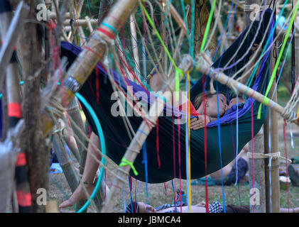 Un paio di baci in un amaca a 2015 immaginano di Festival, una rivoluzionaria in festival in Costa Rica della costa del Pacifico. Foto Stock