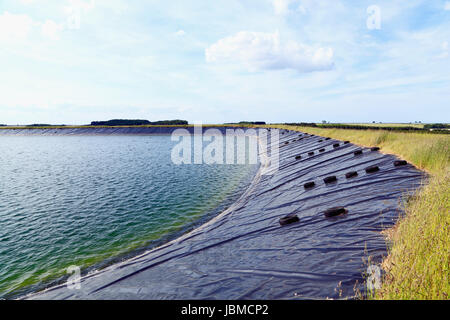 Serbatoio agricolo, uomo, approvvigionamento di acqua per l'agricoltura, Norfolk, Inghilterra, l'irrigazione delle colture, UK, serbatoi Foto Stock